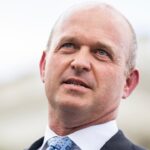 Rien à voir ici, juste le cerveau du projet 2025 qui aurait dit aux gens qu'il avait tué le chien de son voisin avec une pelle