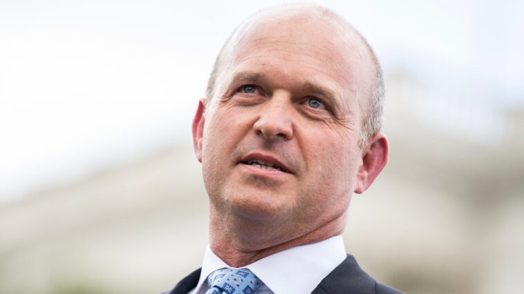 Rien à voir ici, juste le cerveau du projet 2025 qui aurait dit aux gens qu'il avait tué le chien de son voisin avec une pelle