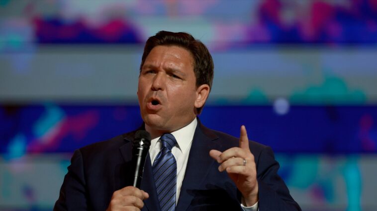 Ron DeSantis lance une conniption télévisée après des informations selon lesquelles il aurait ignoré les appels de Kamala Harris pour discuter des secours suite aux ouragans Ron DeSantis a envoyé ses hommes pour intimider les électeurs pro-avortement de Floride