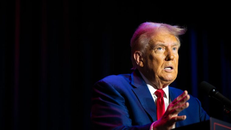 Trump revient encore une fois aux attaques personnelles, qualifiant Harris de « handicapé mental » alors que certains républicains grimacent