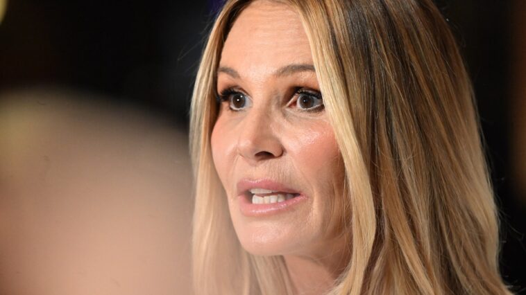 Un groupe de lutte contre le cancer du sein réagit au plan de traitement alternatif d'Elle Macpherson