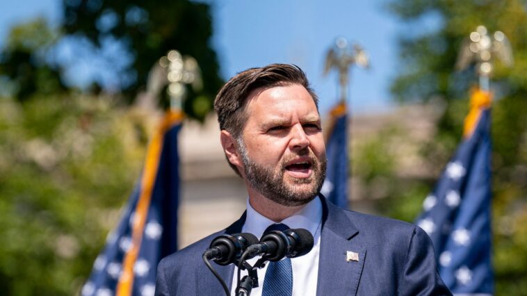 Vance accuse Harris d'avoir mené les États-Unis sur « la voie de l'esclavage » après avoir averti les démocrates de modérer leur rhétorique