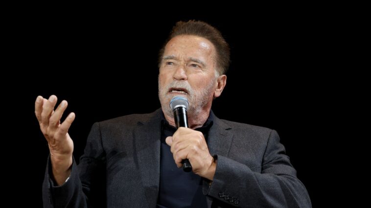 Arnold Schwarzenegger dit qu'il vote pour Harris parce qu'il en a assez des « conneries » de Trump