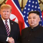Donald Trump affirme que Kim Jong Un « essaie de me tuer » et dénonce les « toilettes sans eau » lors de propos incohérents, même pour lui