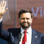 JD Vance s'est adressé à certains « travailleurs de l'automobile pour Trump » lors d'un rassemblement à Détroit. Mais c’étaient en réalité des fraudes.