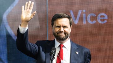 JD Vance s'est adressé à certains « travailleurs de l'automobile pour Trump » lors d'un rassemblement à Détroit. Mais c’étaient en réalité des fraudes.
