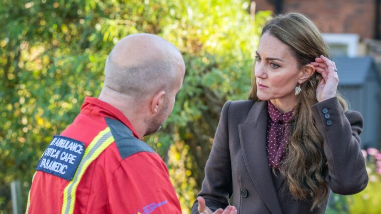 Kate Middleton porte des bijoux symboliques lors de sa rencontre avec des familles en deuil de Southport