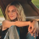 Kelsea Ballerini parle du parcours de guérison derrière son nouvel album, pourquoi elle est fière de son petit ami Chase Stokes et ce qu'elle a appris de cette interview avec son papa