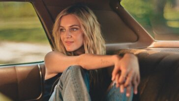 Kelsea Ballerini parle du parcours de guérison derrière son nouvel album, pourquoi elle est fière de son petit ami Chase Stokes et ce qu'elle a appris de cette interview avec son papa