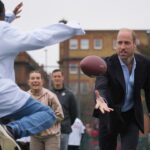 Le prince William est apparemment un fan de la NFL et peut lancer un ballon de football américain