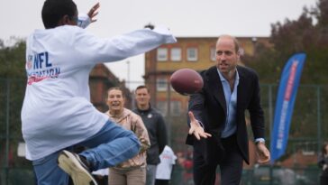 Le prince William est apparemment un fan de la NFL et peut lancer un ballon de football américain