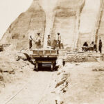 Cette image de 1865 montre des ouvriers en train de creuser une montagne de crottes d'oiseaux. Certains poussent des brouettes pleines et d'autres vident les brouettes dans un wagon qui se trouve sur des rails qui s'éloignent du tas de fumier.