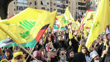 A Nasrallah speech in Beirut in 2023, cc Fars Media Corporation, modified, https://upload.wikimedia.org/wikipedia/commons/0/02/Hassan_Nasrallah%27s_speech_in_Beirut%2C_November_2023_%2813%29.jpg