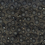 Des cercles concentriques entourent des dizaines de petites particules d'uranium.