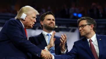 Mike Johnson affirme sans fondement que les dossiers médicaux de Trump ne sont « pas pertinents » et nie l'interdiction nationale de l'avortement