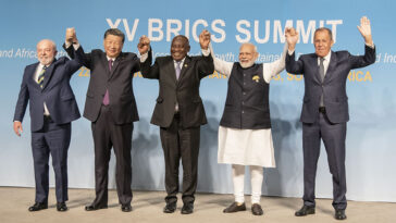 cc 15th BRICS summit, modified, https://commons.wikimedia.org/w/index.php?search=BRICS%202023&ns0=1&ns6=1&ns12=1&ns14=1&ns100=1&ns106=1#/media/File:XV_BRICS_Summit_family_photo.jpg