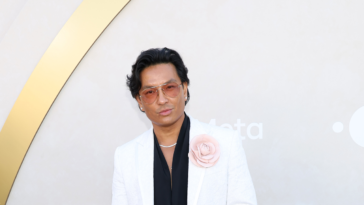 Prabal Gurung révèle la couverture de ses mémoires littéraires, Walk Like a Girl