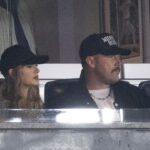 Taylor Swift emmène Travis Kelce au match de balle avant la reprise de la tournée Eras Taylor Swift emmène Travis Kelce au match de balle avant la reprise de la tournée Eras