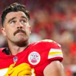 Travis Kelce dit que sa moustache est « magique » et a une « aura » (Taylor Swift n’a pas pris la parole)