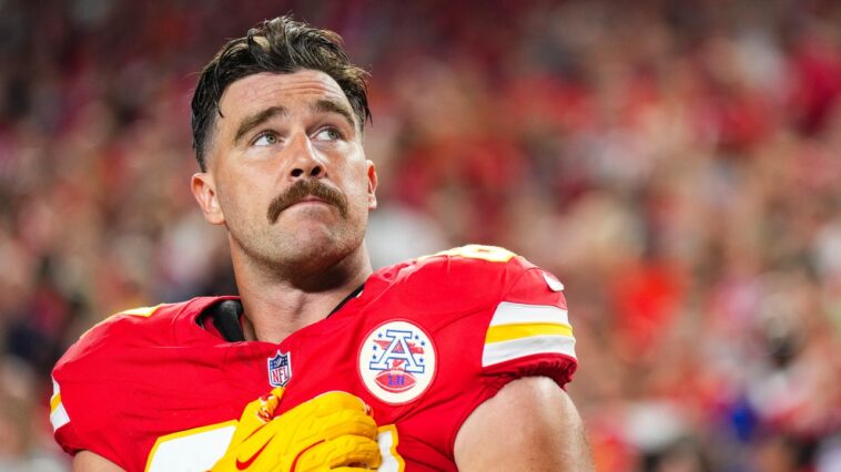 Travis Kelce dit que sa moustache est « magique » et a une « aura » (Taylor Swift n’a pas pris la parole) Travis Kelce dit que sa moustache est « magique » et a une « aura » (Taylor Swift n’a pas pris la parole)