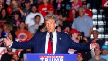 Trump a un jour qualifié le vote anticipé de « canular ». Mais il envisage désormais de le faire lui-même