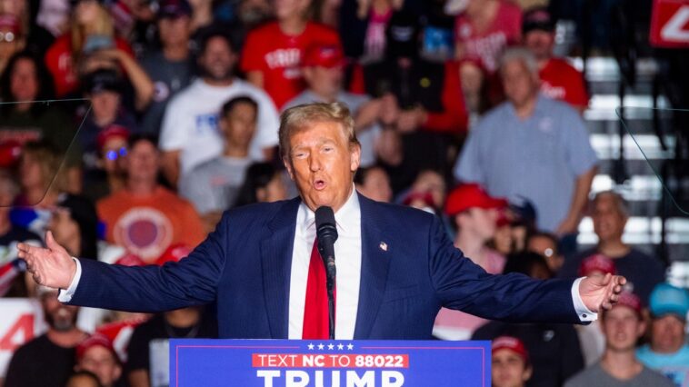 Trump a un jour qualifié le vote anticipé de « canular ». Mais il envisage désormais de le faire lui-même