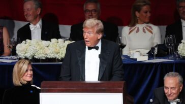 Trump blâme les rédacteurs de discours pour ses échecs comiques lors d'un événement caritatif à New York