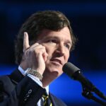 « Tu as été une mauvaise petite fille » : Tucker Carlson a prononcé le discours le plus WTF de tous les temps lors d'un événement de campagne pour Trump