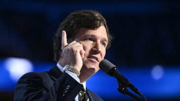 « Tu as été une mauvaise petite fille » : Tucker Carlson a prononcé le discours le plus WTF de tous les temps lors d'un événement de campagne pour Trump