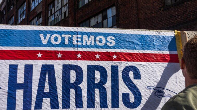 Harris rivalise pour les électeurs latinos, soulignant le manque de respect du substitut de Trump envers Porto Rico au Madison Square Garden