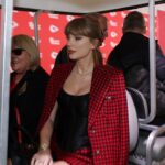 Taylor Swift se lance dans le All-Versace lors du match entre les Chiefs de Kansas City et les Broncos de Denver