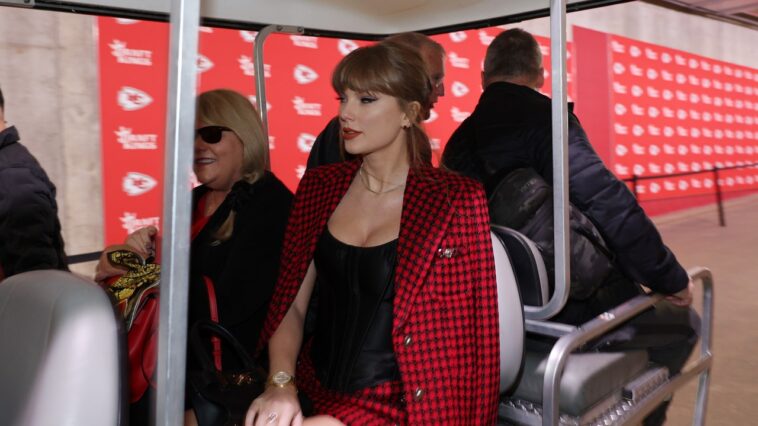 Taylor Swift se lance dans le All-Versace lors du match entre les Chiefs de Kansas City et les Broncos de Denver