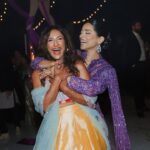 Lilly Singh donne vie à sa soirée « Cirque du Diwali » avec des nuggets de poulet de minuit, des acrobates et ses amis de premier plan