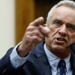 Barefoot RFK Jr. fait bouillir la dinde dans du suif, Cheryl Hines à ses côtés