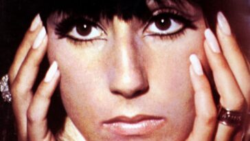 Cher révèle qu'elle a fait un « choix » difficile pendant une grossesse, dans ses nouveaux mémoires