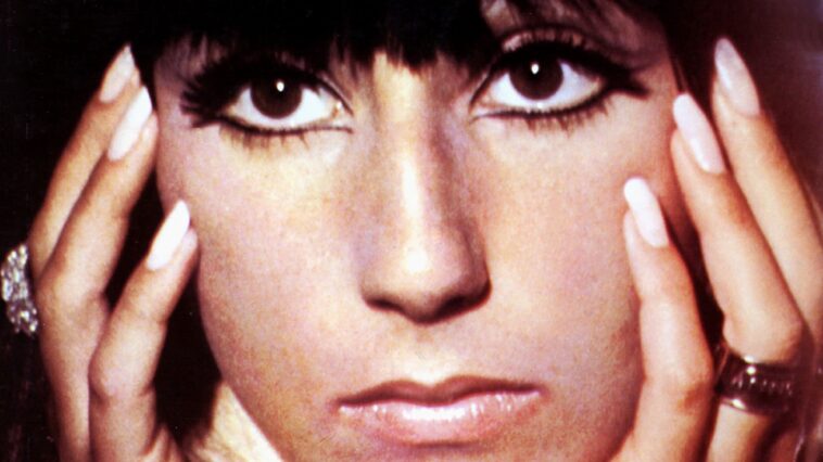 Cher révèle qu'elle a fait un « choix » difficile pendant une grossesse, dans ses nouveaux mémoires