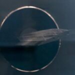 Quatre rangées de volets rectangulaires transparents dépassent d'un profil aérodynamique miniature imprimé en 3D monté à l'intérieur d'une soufflerie