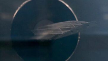 Quatre rangées de volets rectangulaires transparents dépassent d'un profil aérodynamique miniature imprimé en 3D monté à l'intérieur d'une soufflerie