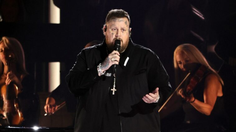 Jelly Roll, fraîchement sorti du tatouage du prince Harry, devient personnel sur le tapis rouge des CMA