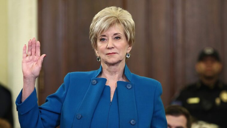 Trump continue de troller l'Amérique et nomme un directeur de la lutte pour diriger le ministère de l'Éducation Trump continue de troller l'Amérique et nomme un directeur de la lutte pour diriger le ministère de l'Éducation