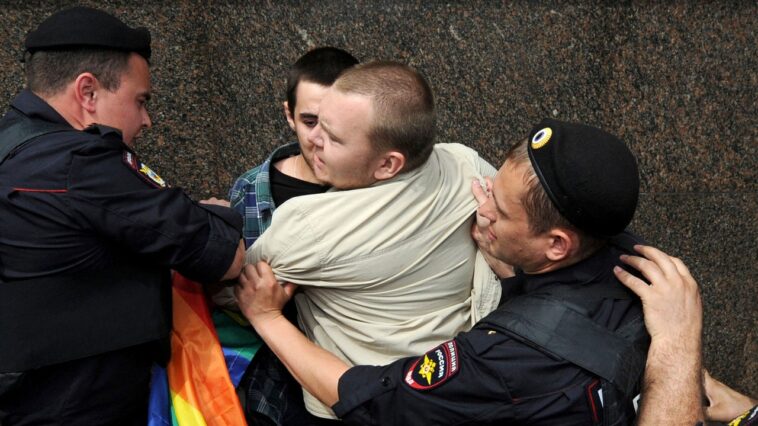 Comment la panique trans du GOP a des nuances du manuel anti-LGBTQ+ de Poutine