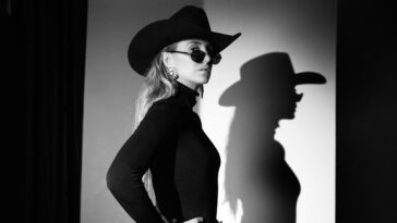 Lainey Wilson à propos de la finale de Yellowstone, de son amitié avec Taylor Sheridan et de la joie des jeans géants à fond cloche