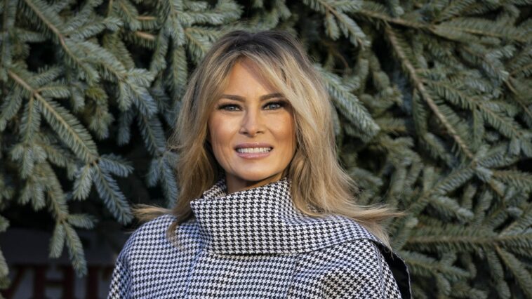 Melania Trump, pas du genre à « s'en foutre » de Noël, ajoute des ornements à la liste des produits Tacky MAGA