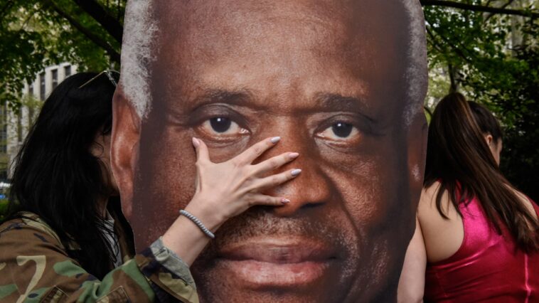 Le juge de la Cour suprême Clarence Thomas a effectué encore plus de voyages non divulgués : les démocrates du Sénat