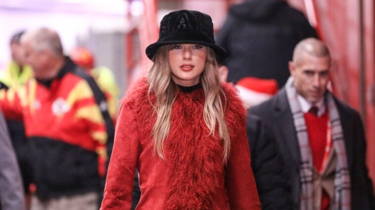 Taylor Swift se lance dans le match des Chiefs de Kansas City quelques heures après que l'équipe de relations publiques de Justin Baldoni l'ait prétendument accusée d'intimidation