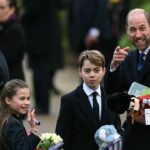 Le prince William craque en chevauchant un chien en poussette