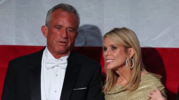 Cheryl Hines utilise Nude RFK Jr. pour annoncer ses bougies MAHA