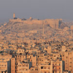 La deuxième chute d'Alep marque une nouvelle phase dans la guerre civile syrienne cc LOUAI BARAKAT , modified, Aleppo Citadel in 2016. https://commons.wikimedia.org/w/index.php?limit=500&offset=0&profile=default&search=aleppo+war&title=Special:Search&ns0=1&ns6=1&ns12=1&ns14=1&ns100=1&ns106=1#/media/File:Aleppo_in_the_war_2016.jpg