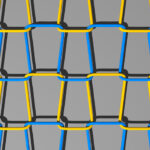 Les fils entrelacés bleus et jaunes dans un tricot sont représentés sous forme de lignes animées sur un fond gris