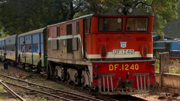 cc calflier001, modified, https://commons.wikimedia.org/wiki/File:MYANMAR_RAILWAYS_LOCO_HAULED_TRAIN_AT_YANGON_STATION_MYANMAR_JAN_2013_%288554822776%29.jpg